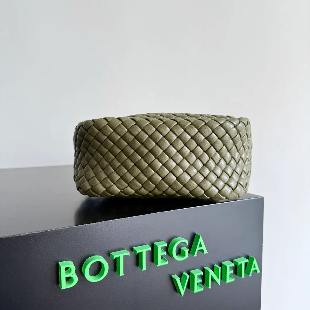 Batch 1760 BOTTEGA VENETA's new mini COBBLE bag. This season's mini Cobble series brings a new style of handbag. The body of the bag resembles the shape of a "Yuanbao", giving you good luck throughout autumn and winter! This Yuanbao bag is made of three pieces of quilted cotton and has an unlined body, showing its quiet power. The bag is carefully designed to create a three-dimensional look. The joints and edges are decorated with lambskin strips to create a sense of simplicity. The handbag is not lined, so you can directly appreciate the consistent lambskin on the outside and inside. It is beautiful both inside and outside. The top handle of this handbag is made of leather-wrapped rope and is quite sturdy. The detachable shoulder strap is secured by a leather buckle inside the bag. Can be carried by hand, carried on the shoulder or cross-body, very easy to match! Style number: 805739 Size: 23*11*8cm